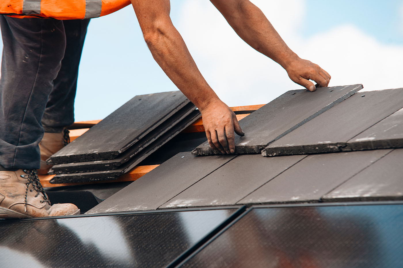 How to Choose Between Repairing and Replacing Your Roof